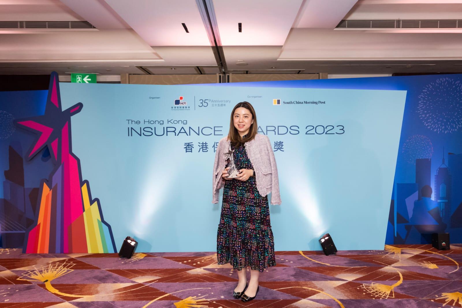 万通保险产品策略及定价部副总裁许丹萍小姐出席《香港保险业大奖 2023 》颁奖典礼，代表公司接受「杰出创意产品／服务大奖 ─ 人寿保险」年度三强奖项。