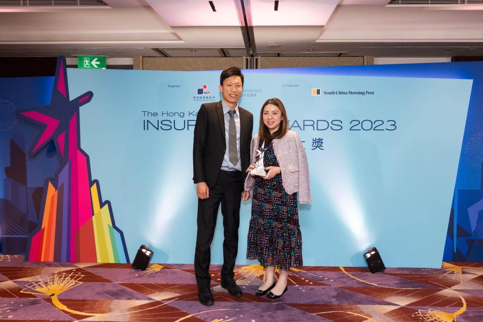 万通保险荣获《香港保险业大奖 2023》 「杰出创意产品／服务大奖 ─ 人寿保险」年度三强殊荣，图为万通保险产品策略及定价部副总裁许丹萍小姐（右）及助理副总裁林鼎灏先生（左）。