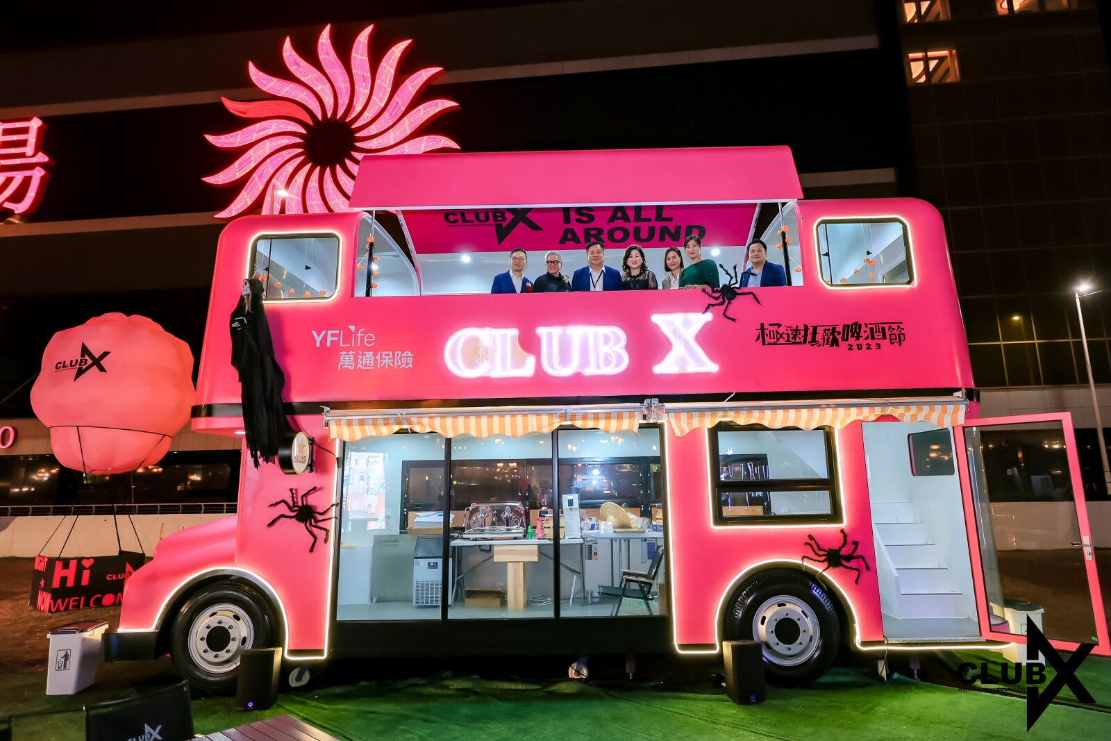 一众嘉宾登上双层巴士俯瞰活动现场。