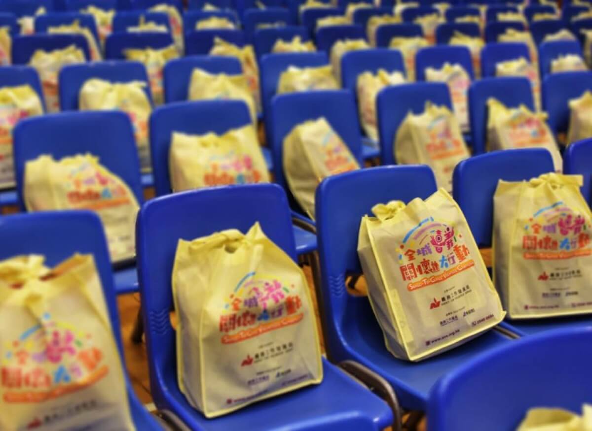 爱心满载的 “爱心百福袋”（包括由善心团体／人士捐助的食品、清洁用品及其他日常用品）由义工送赠予有需要人士手上。（相片截自AVS于2019年1月11日所上载的Instagram贴文）