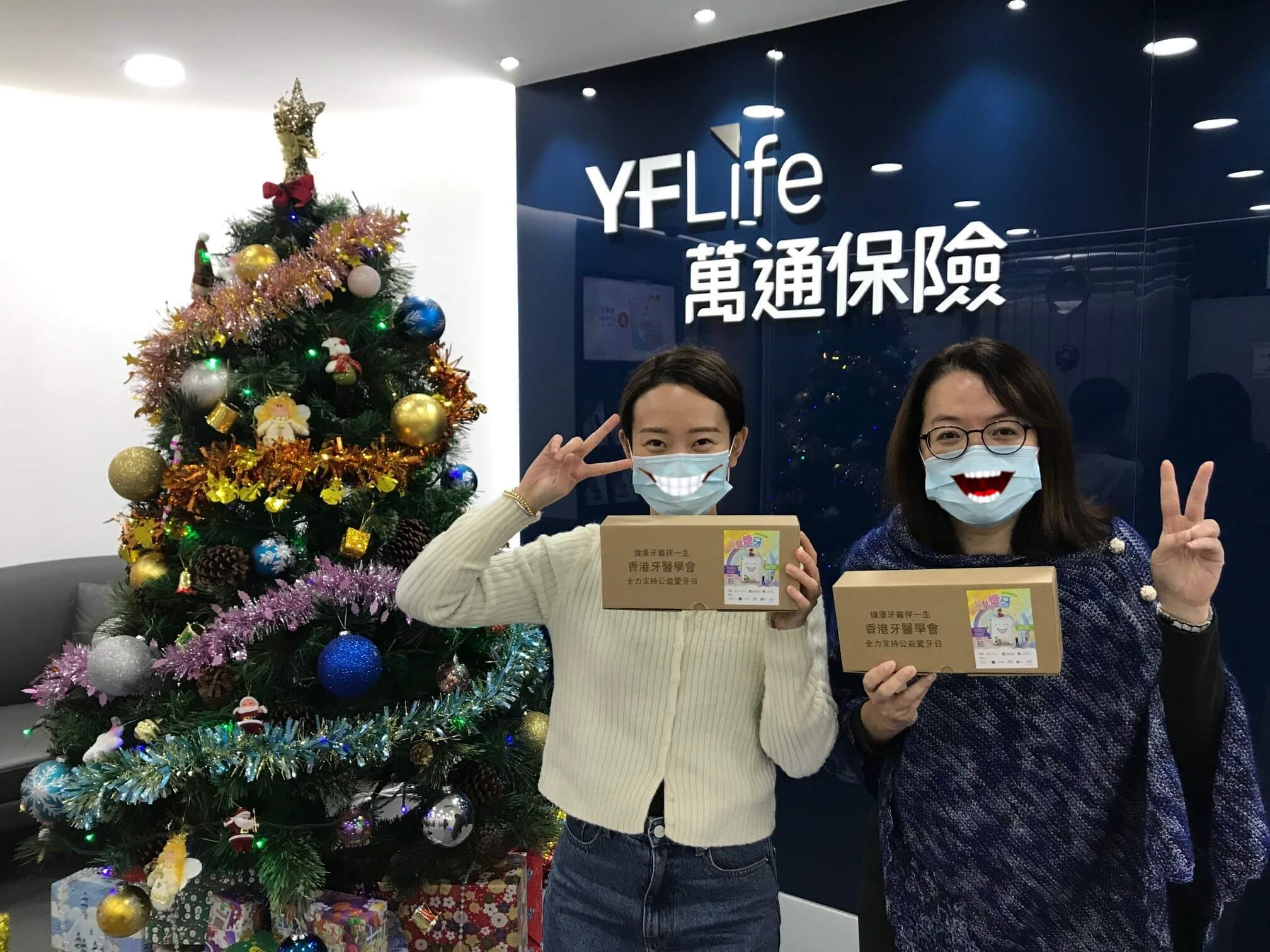 With the grin on their faces, colleagues are happy to receive the “Love Teeth Day Pack” as a Christmas present. 