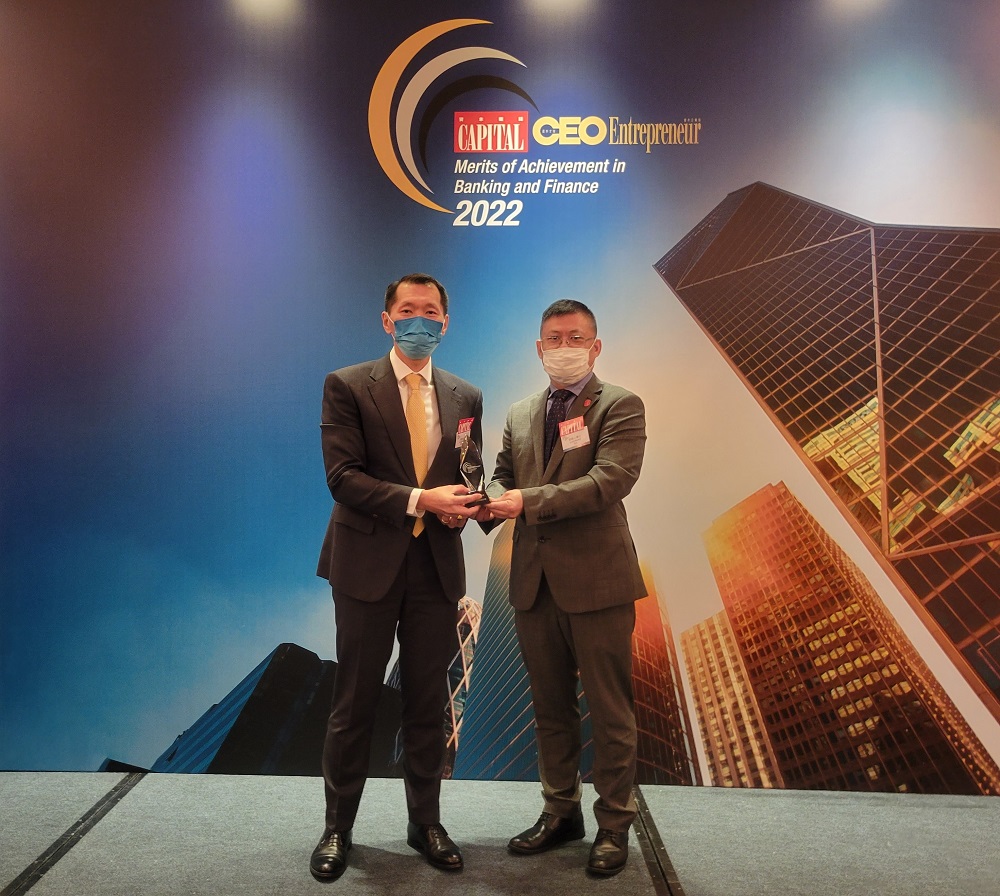 Mr. Victor Yip, Co-Chief Executive Officer at YF Life, receives the “Best in Insurance” award at the “CAPITAL Merits of Achievement in Banking and Finance 2022” presentation ceremony.