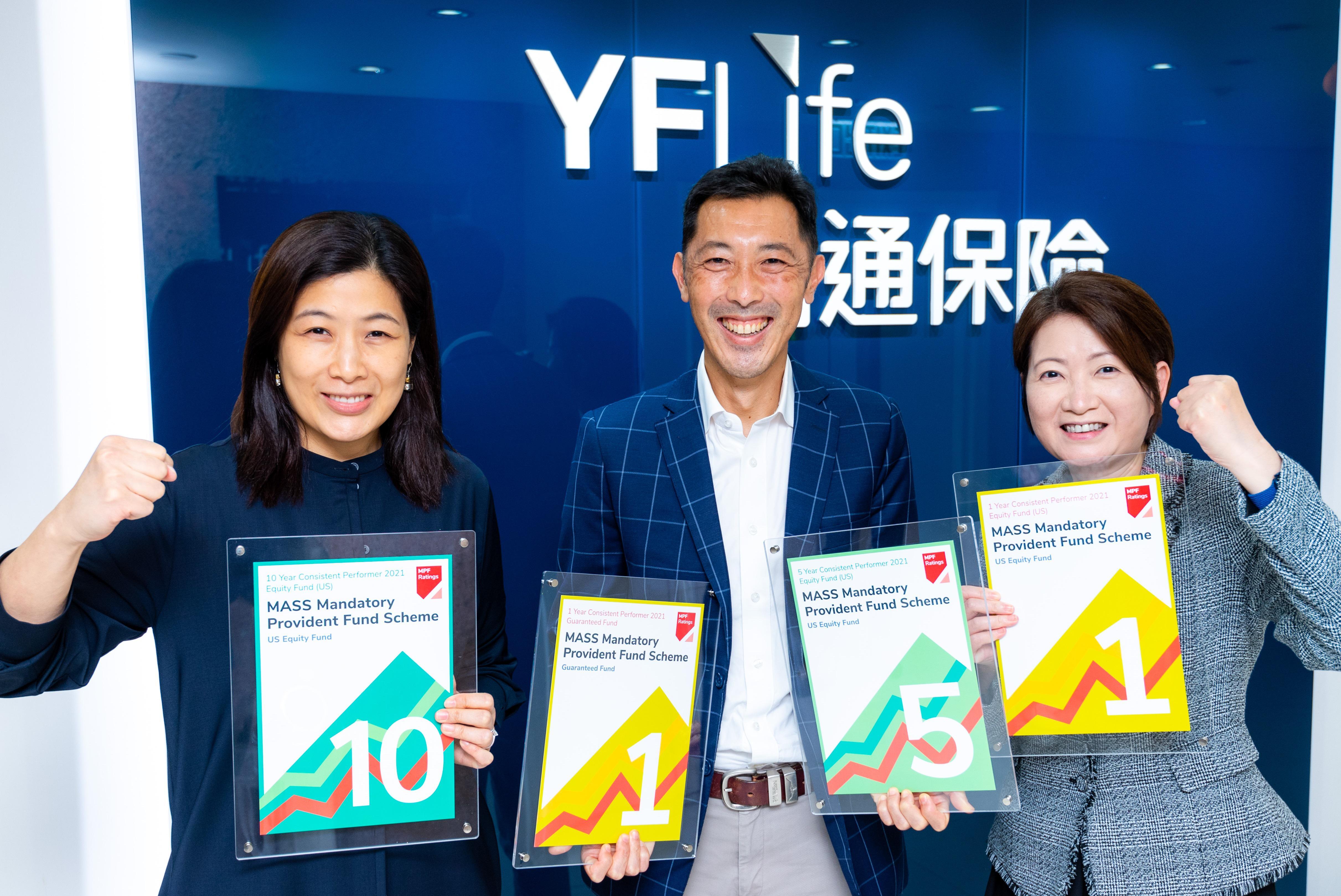 Mr. Francis Chung, Chairman of MPF Ratings (in the middle), presents the four awards of “MPF Ratings Consistent Performers” to Ms. Suki Cheung, Vice President and Head of MPF and Employee Benefits, Institutional Business (on the right).