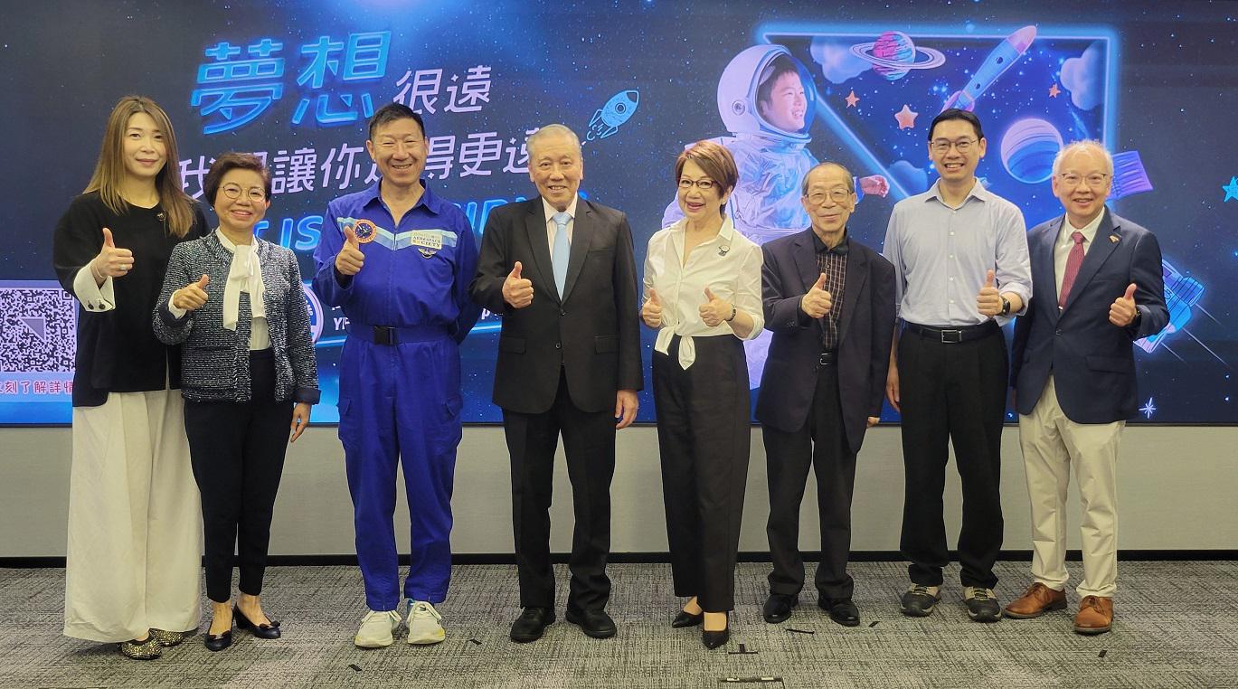 萬通保險市務部副總裁林家兒小姐（左一） 與第三輪面試的評審團合照，包括麥何小娟女士（左二）、雷健泉先生（左三）、何鍾泰博士工程師（左四）、車淑梅小姐（右四）、李澤培太平紳士（右三）、何萬雄先生（右二）及陳志豪教授（右一）。