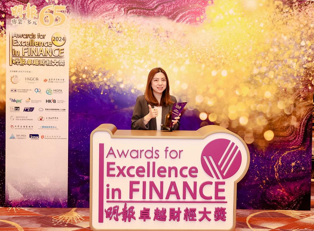万通保险首席产品策划总监许丹萍小姐代表公司接受「卓越延期年金产品大奖」。
