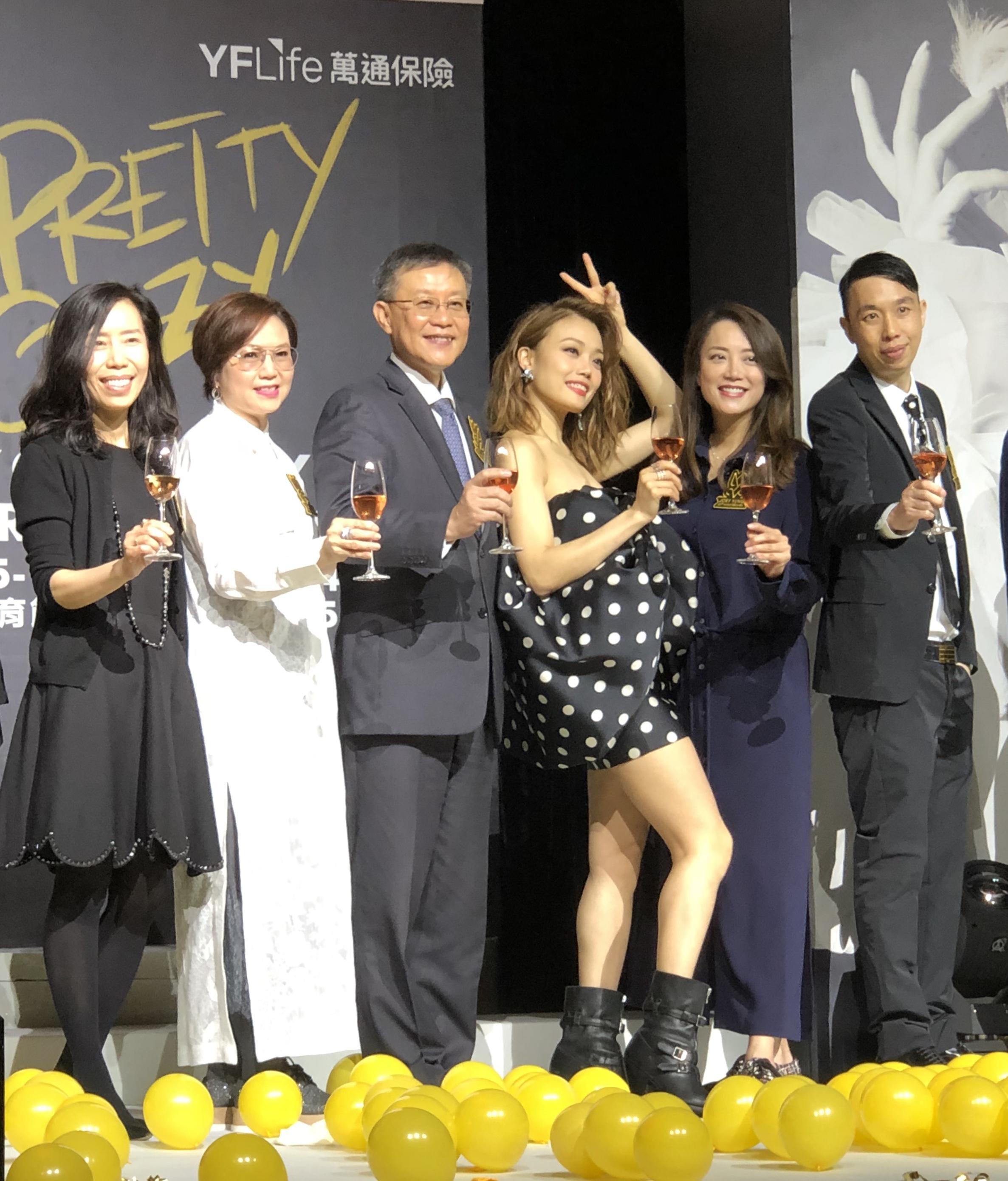 Mr. K. P. Tay, Managing Director and Chief Executive Officer of YF Life (third left), and  Ms. Jeanne Sau, Chief Marketing Officer of  YF Life (first left), toast with Joey on stage.