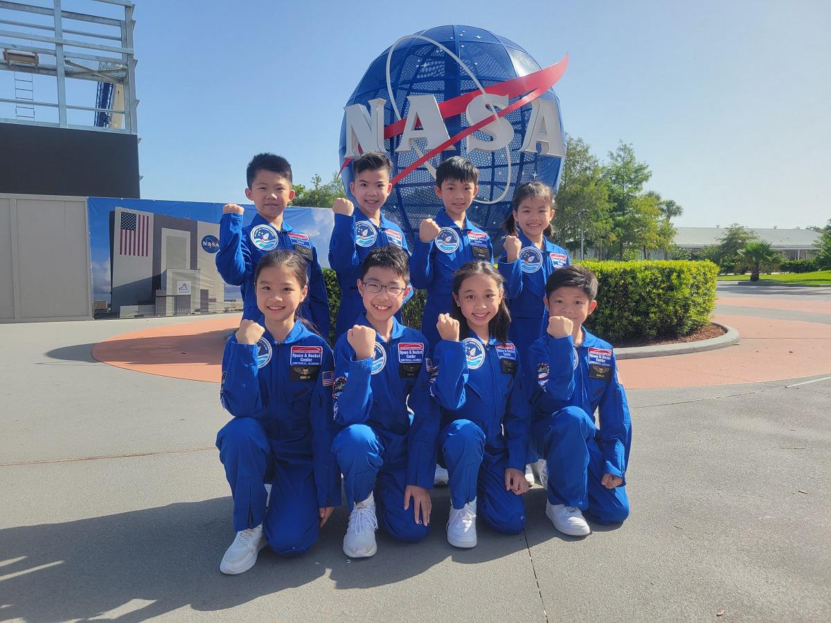 8位2023年的萬通保險小太空人去年到訪美國甘迺迪太空中心，與美國太空總署太空人見面，了解他們的工作和生活情況。