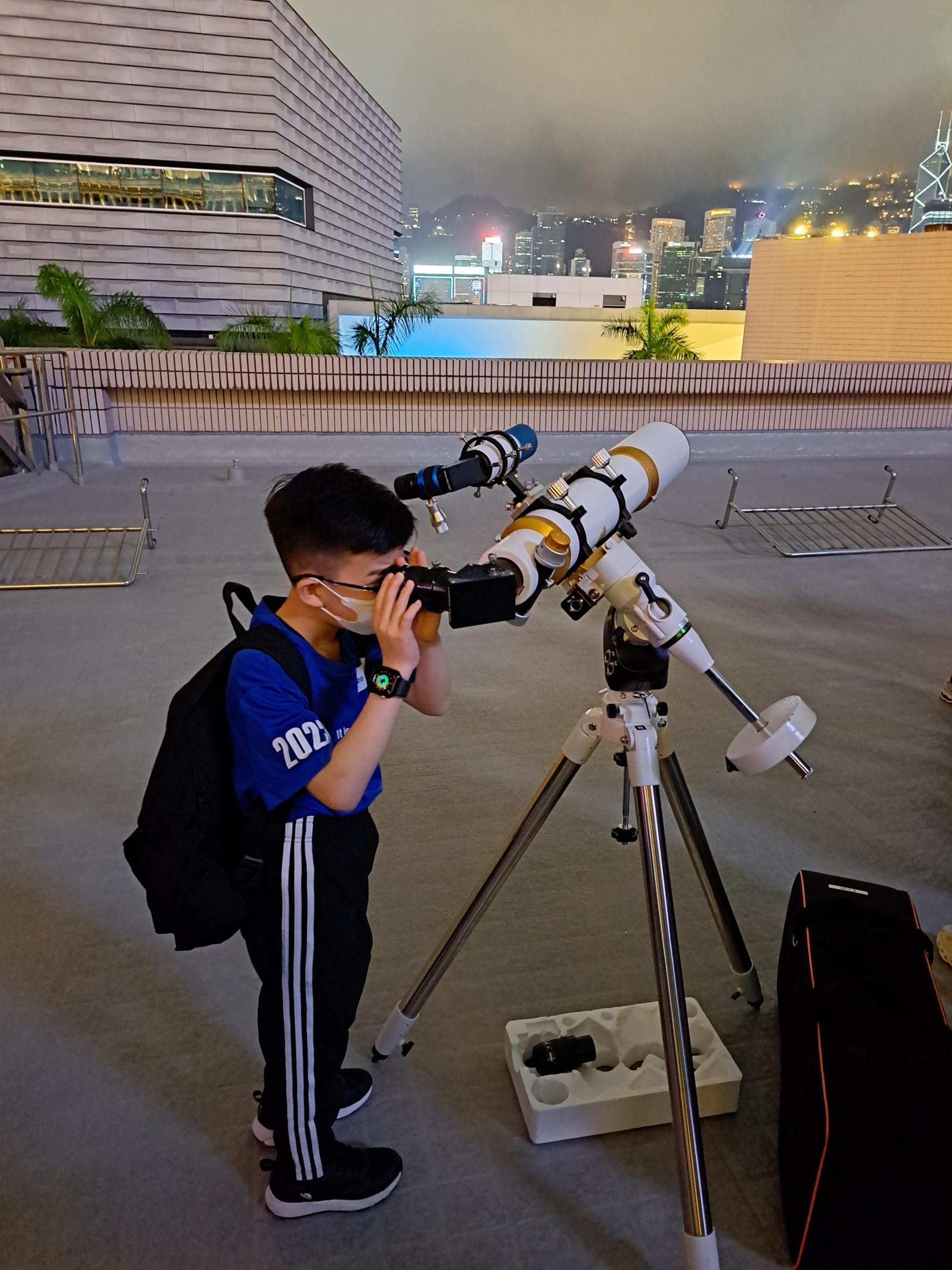 成功入围第一轮遴选的准小太空人参加了由香港太空馆合办的星空探索体验。