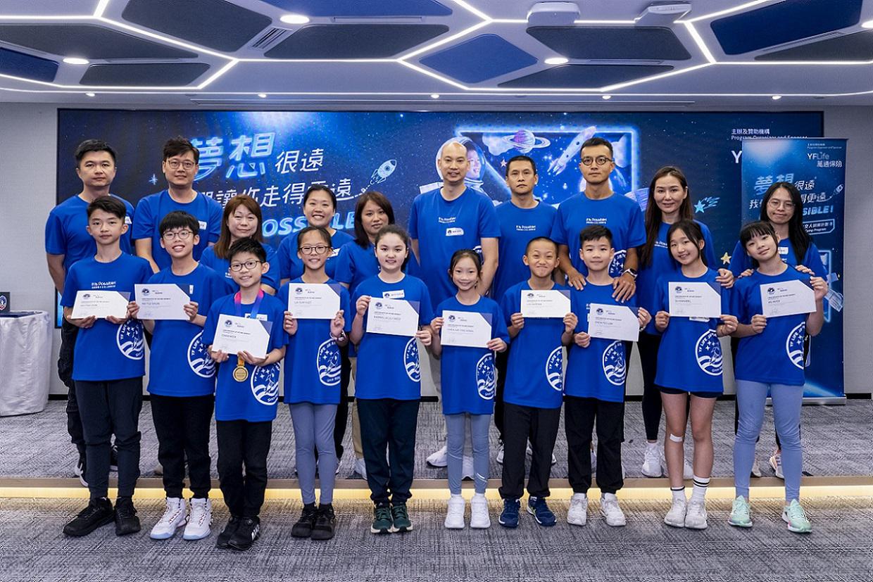 出线的21位小朋友与家长合照。
