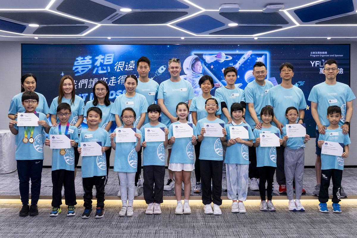 出线的21位小朋友与家长合照。