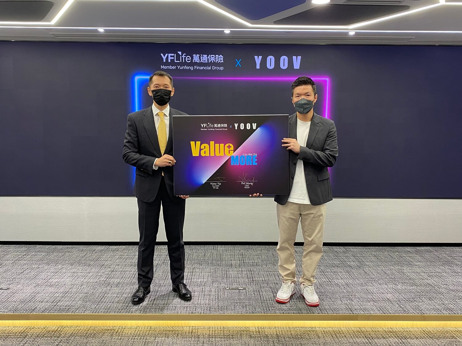 Mr. Victor Yip, Co-Chief Executive Officer of YF Life (left) and Mr. Phil Wong, Chief Executive Officer of YOOV (right) officiate at the signing ceremony to launch the VALUE+ Program.