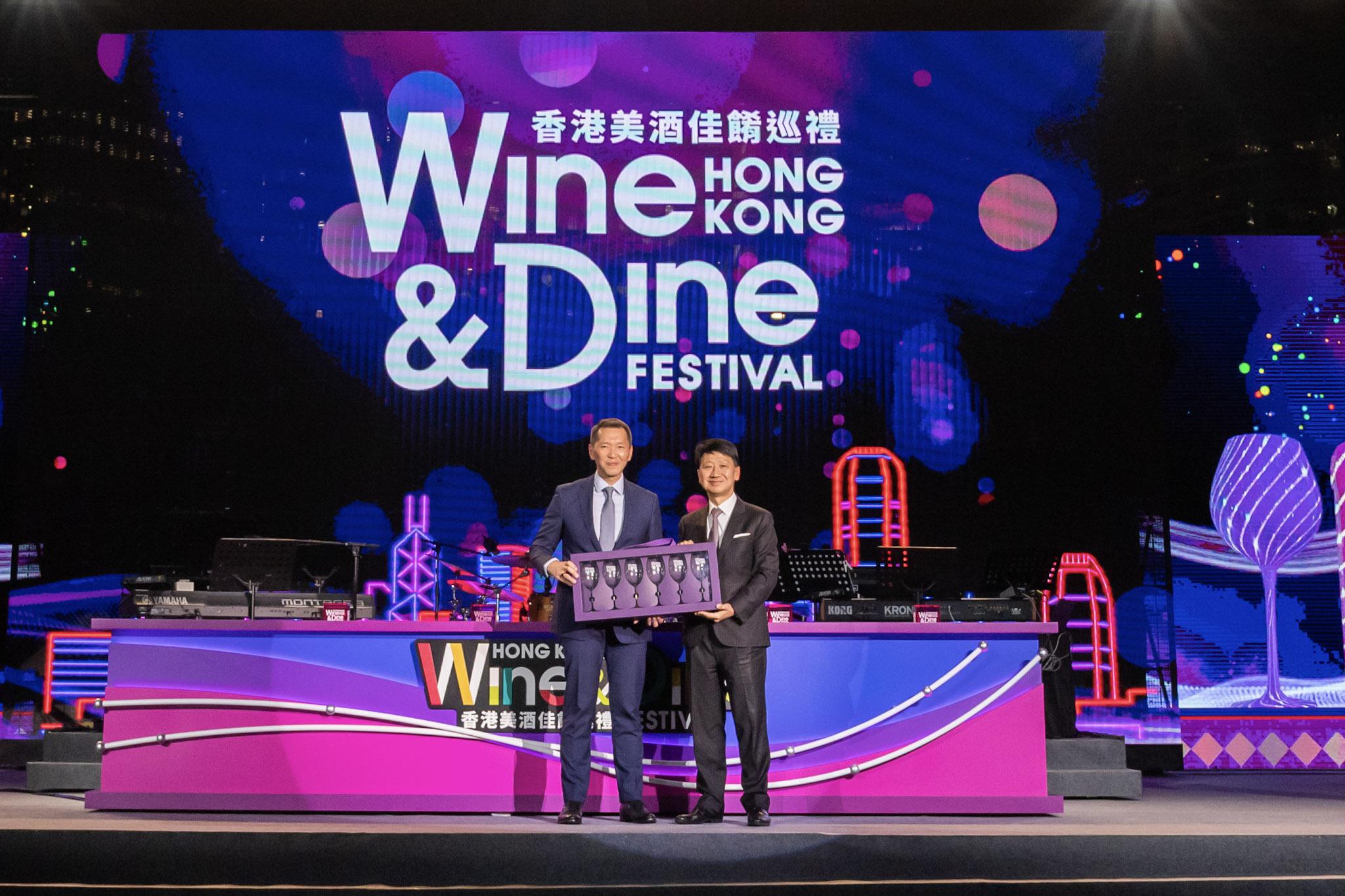 万通保险行政总裁叶嘉年先生(左)出席「香港美酒佳肴巡礼」开幕典礼，并接受主礼嘉宾香港旅游发展局主席彭耀佳博士致送纪念品。