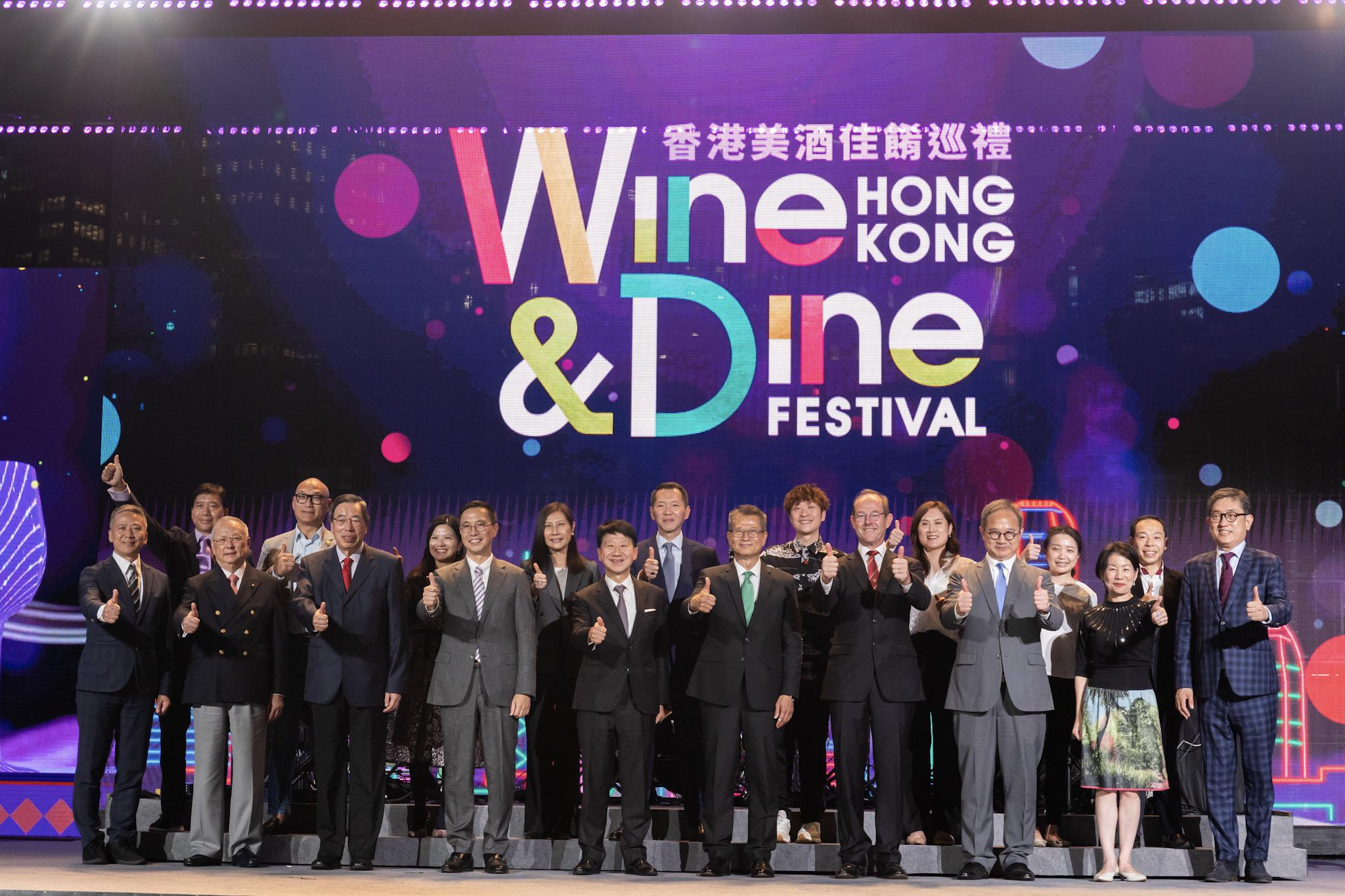 萬通保險行政總裁葉嘉年先生(後排中)與一眾主禮嘉賓為「香港美酒佳餚巡禮」揭開華麗序幕。