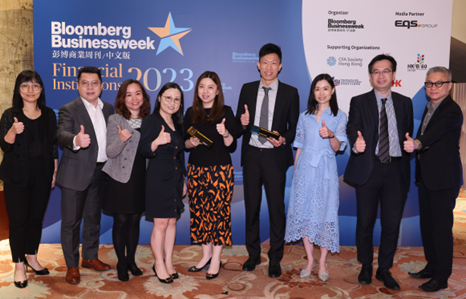 万通保险各同事于《彭博商业周刊》＂金融机构大奖2023＂一同分享获奖的喜悦。