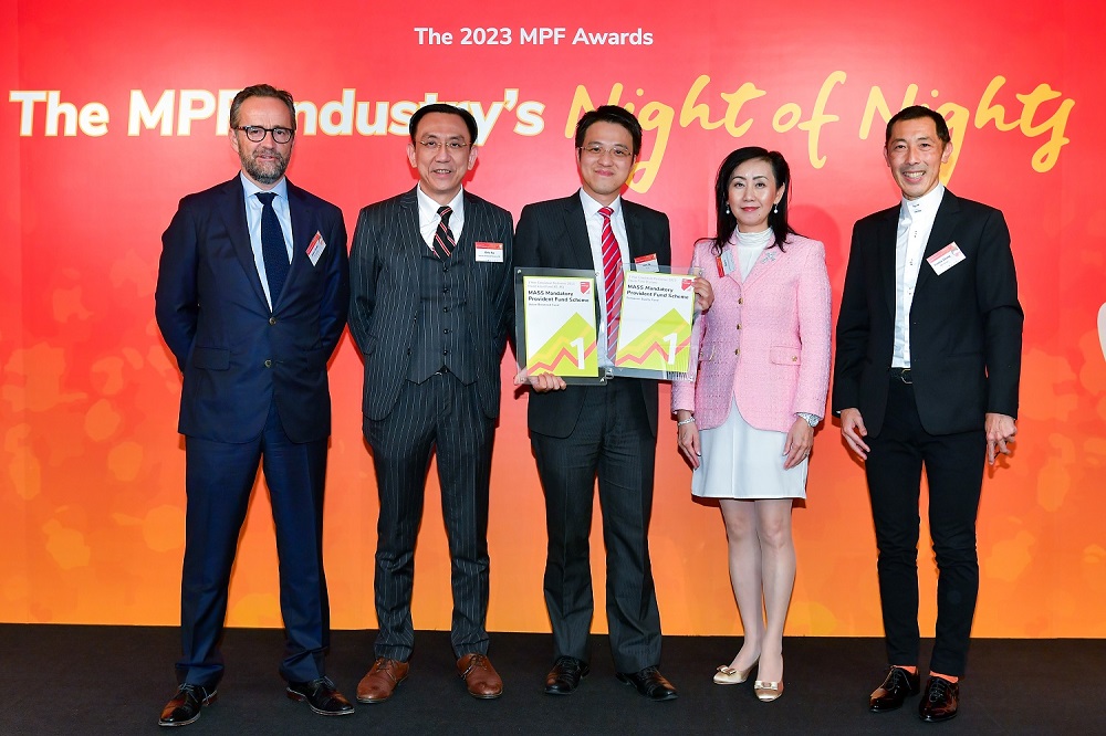 万通信讬获得香港独立强积金评级机构《积金评级》颁发三项殊荣。