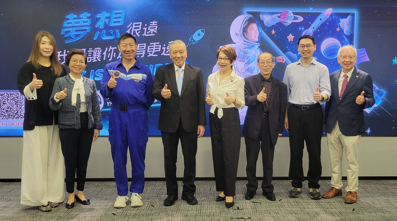A group photo showing Ms. Karen Lam, Vice President of Marketing at YF Life (first left) and the star-studded judge panels: Mrs. Mak Ho Siu-kuen (second left), Mr. Peter Lui Kin-chuen (third left), Ir. Dr. Raymond Ho Chung-tai (fourth left), Ms. Candy Chea Shuk-mui, (fourth right), Mr. J. P. Lee (third right), Mr. Timothy Ho Man-hung (second right) and Prof. Chan Chi Hou (first right).