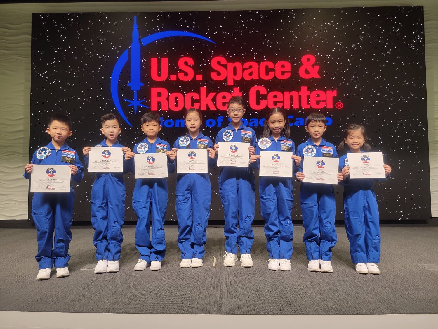 8位小太空人出席美國亨茨維爾（Huntsville, Alabama）太空訓練營畢業典禮，並獲頒發證書。