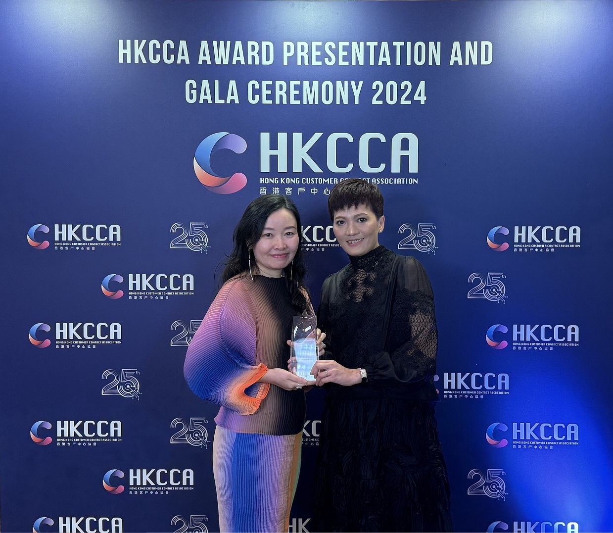 萬通保險客戶服務部副總裁葉璁小姐及客戶服務部總監阮趣欣小姐出席《2024香港客戶中心協會大獎》，代表公司接受「最佳實體客戶服務中心 – 銀獎」。