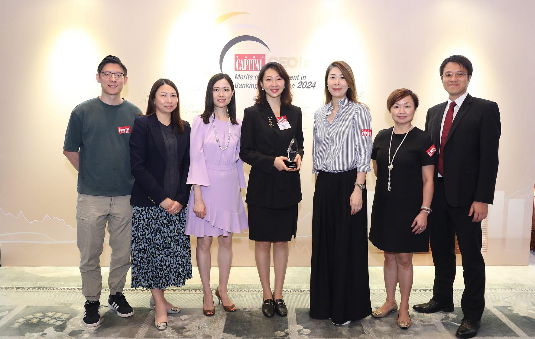 萬通保險首席巿務總監兼高級副總裁廉明宇小姐（中）與同事一同分享獲獎的喜悅。