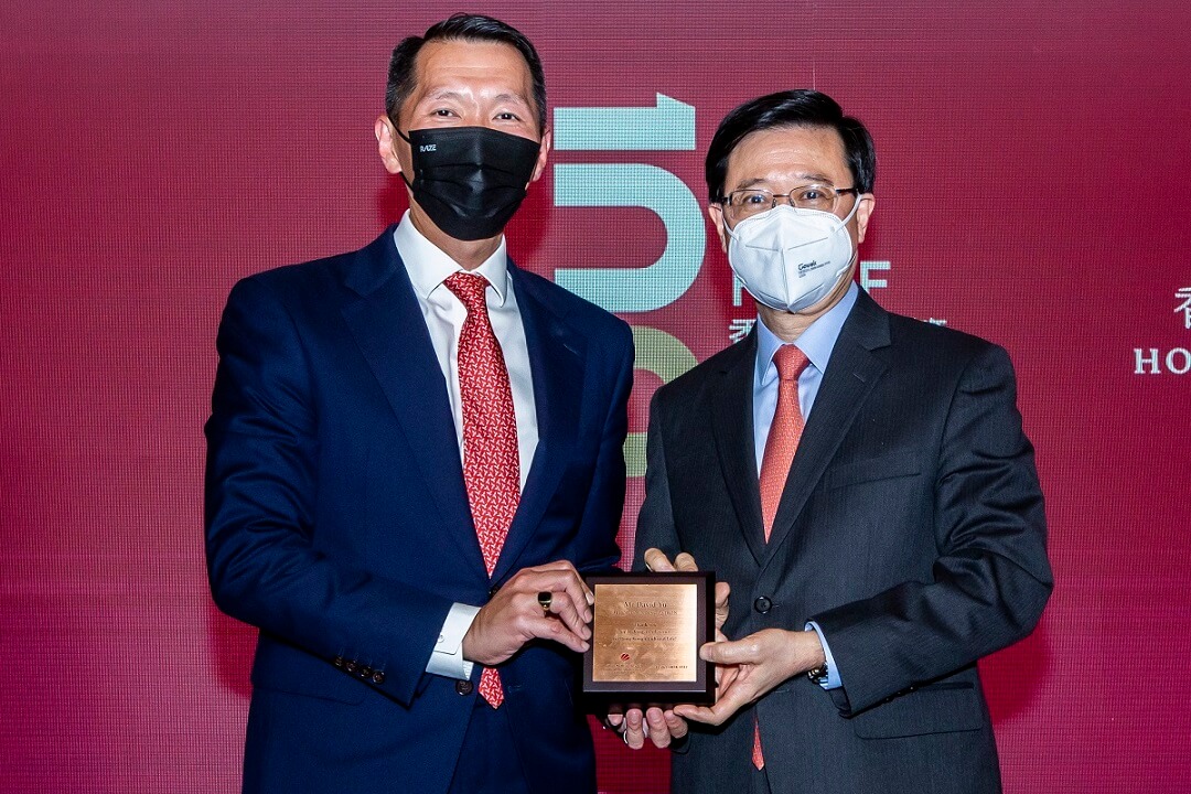 萬通保險行政總裁葉嘉年先生出席「香港藝術節基金會成立典禮」暨「慶祝香港藝術節五十周年晚宴」，並代表萬通保險接受由主禮嘉賓香港特別行政區行政長官李家超先生致送紀念座。