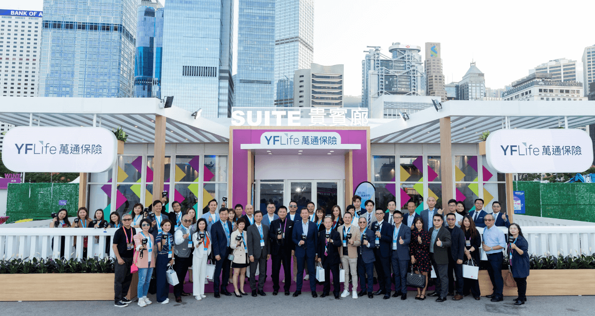 万通保险行政总裁叶嘉年先生与一众万通保险管理层及精英顾问于万通保险贵宾廊合影。