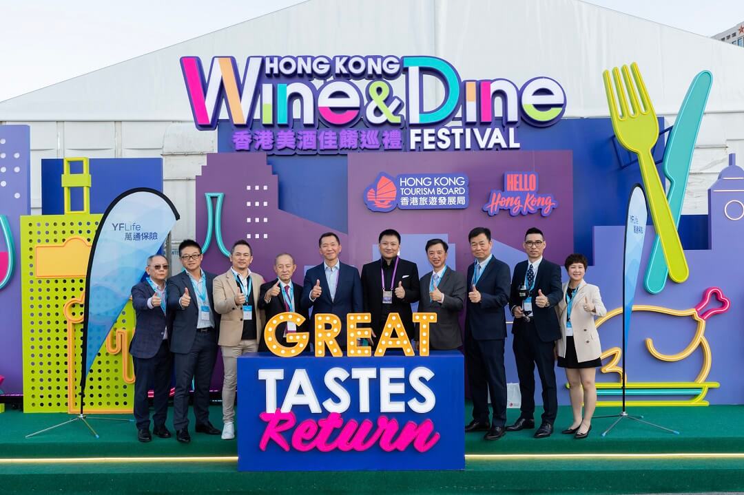 万通保险行政总裁叶嘉年先生与一众精英顾问于「香港美酒佳肴巡礼」合影。