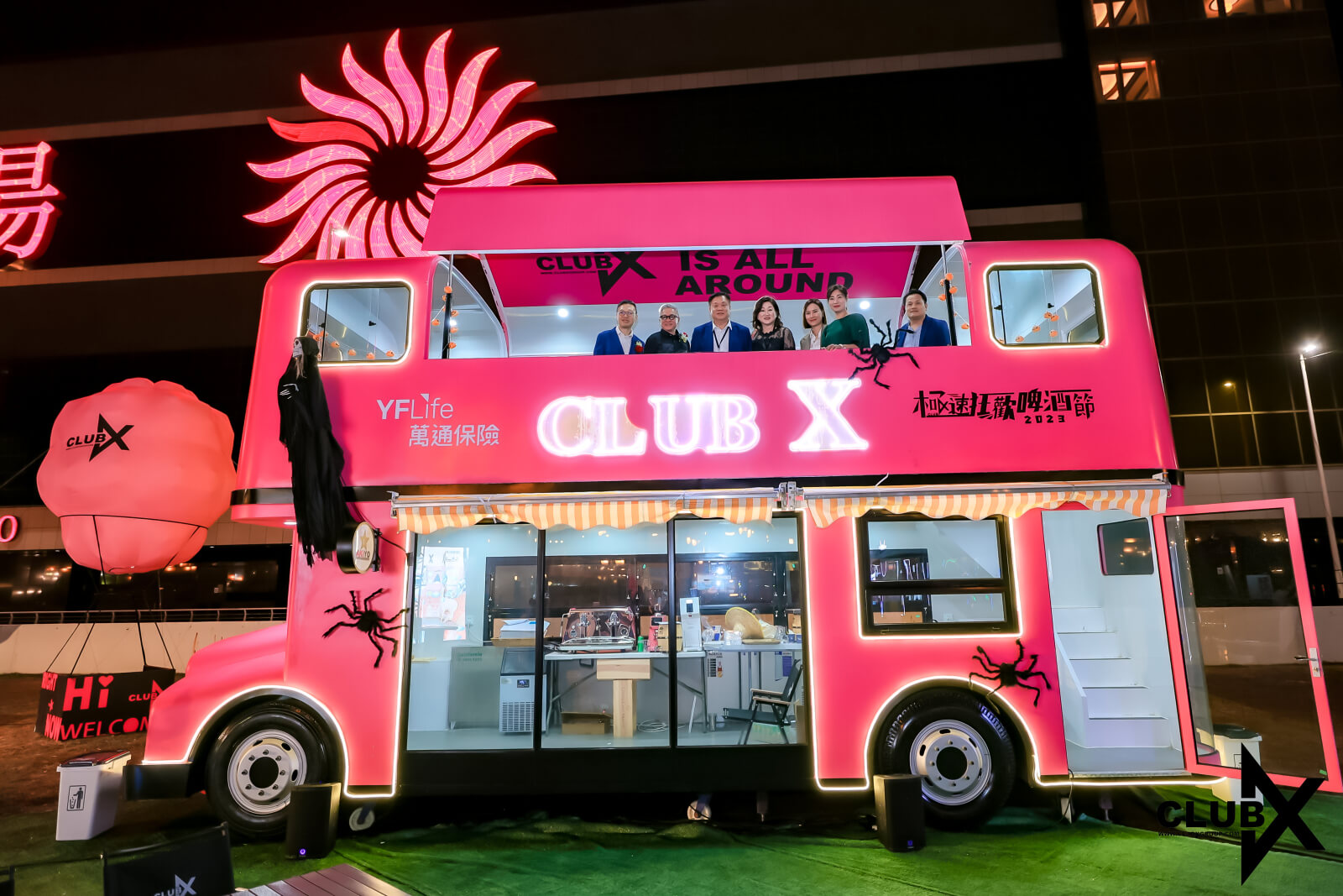 一眾嘉賓登上雙層巴士俯瞰活動現場。