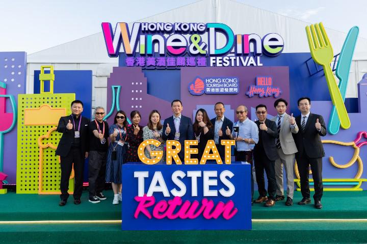 萬通保險行政總裁葉嘉年先生與一眾萬通保險高級管理人員於「香港美酒佳餚巡禮」合影。