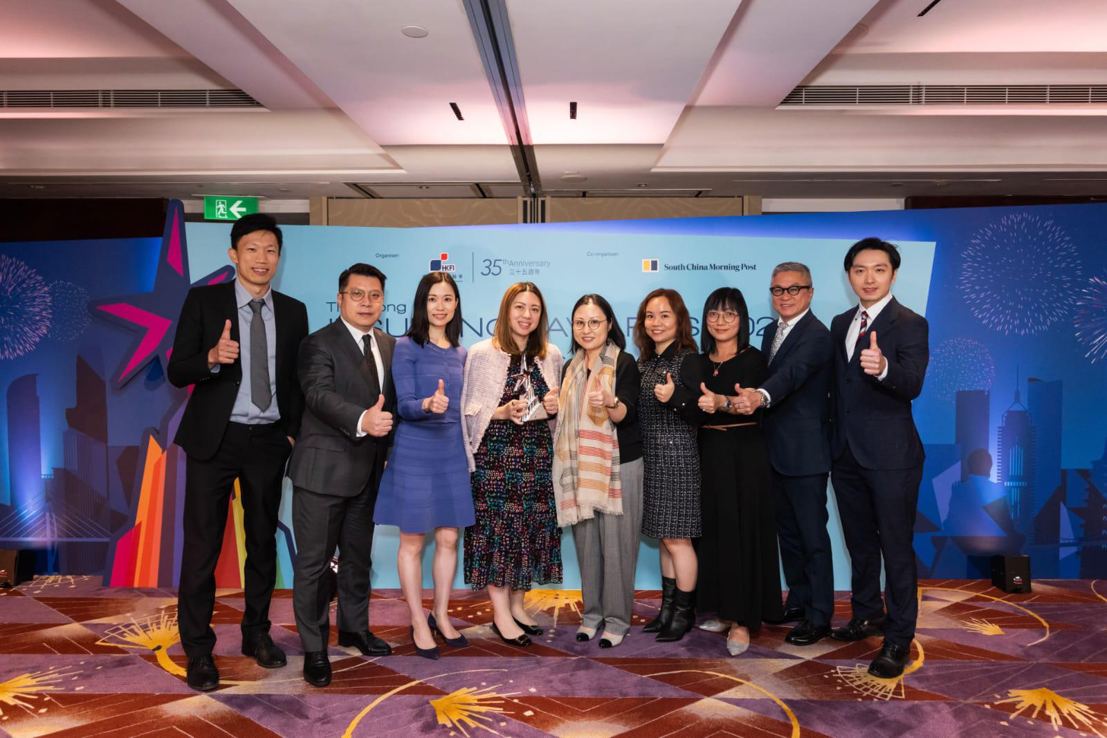 萬通保險各同事一同分享獲獎的喜悅。