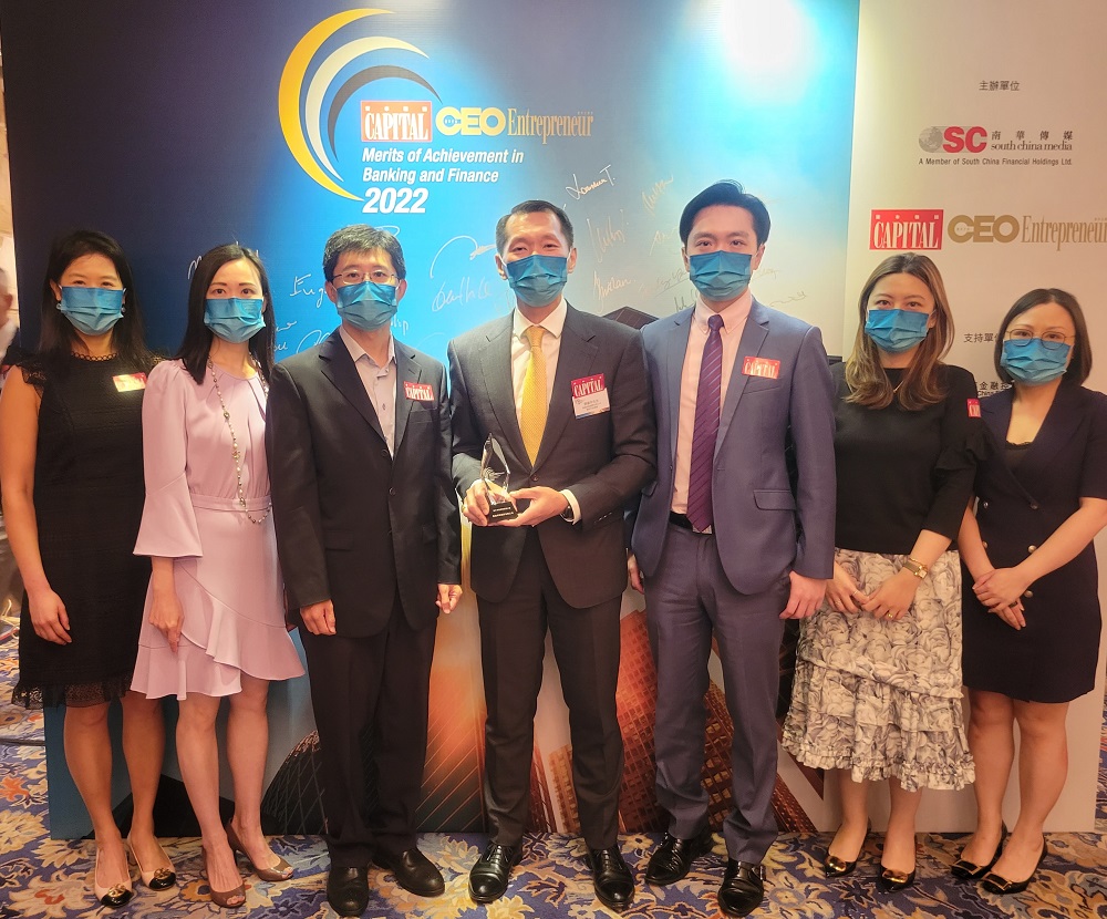 万通保险联席行政总裁叶嘉年先生（中）及万通保险财务及精算执行顾问郭荣乐先生（左三）与公司同事一同分享获奖的喜悦。
