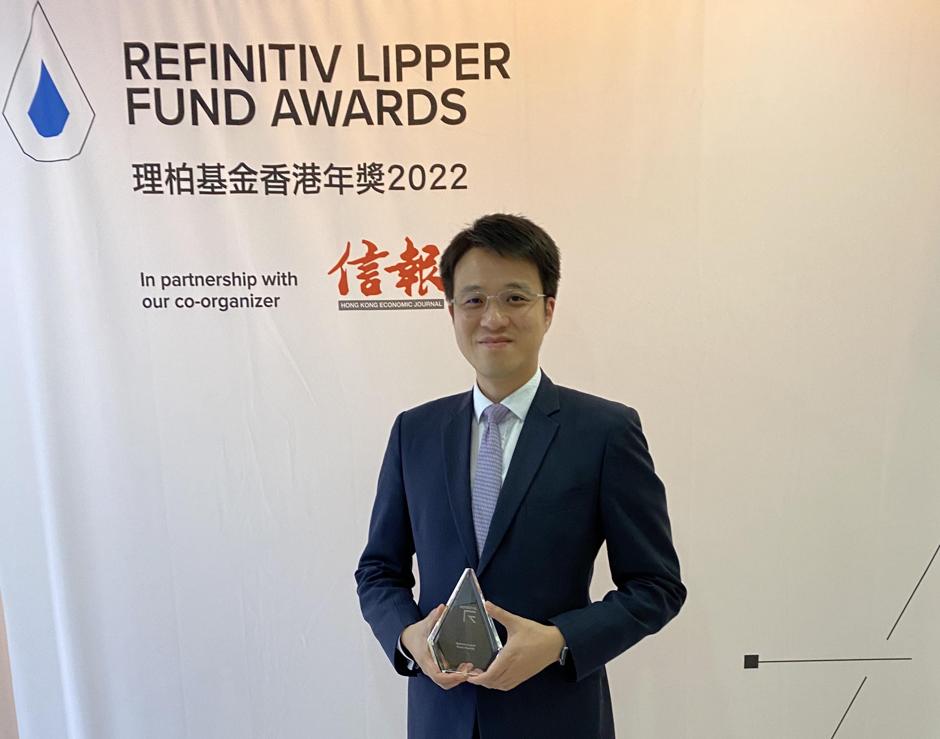 萬通信託旗下「萬全強制性公積金計劃」的美國股票基金於「理柏基金香港年獎2022」中榮獲「最佳強積金5年獎 — 美國股票基金」，圖為萬通保險退休金及僱員福利部主管謝志雄先生。