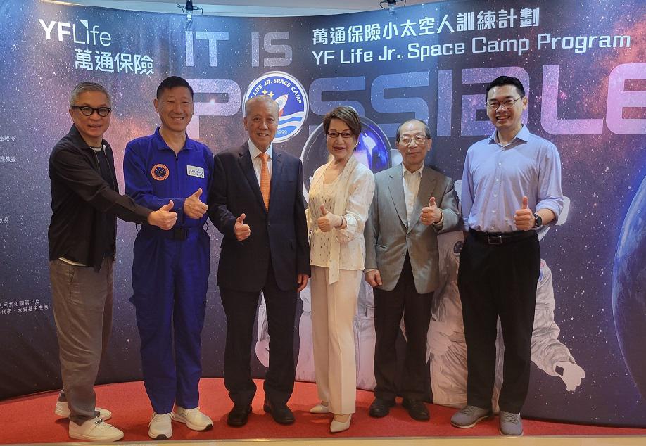 今屆評判團由5名計劃名譽贊助人組成，包括車淑梅小姐（右三）、何鍾泰博士工程師（左三 ）、何萬雄先生（右一）、李澤培太平紳士（右二）及雷健泉先生（左二）。