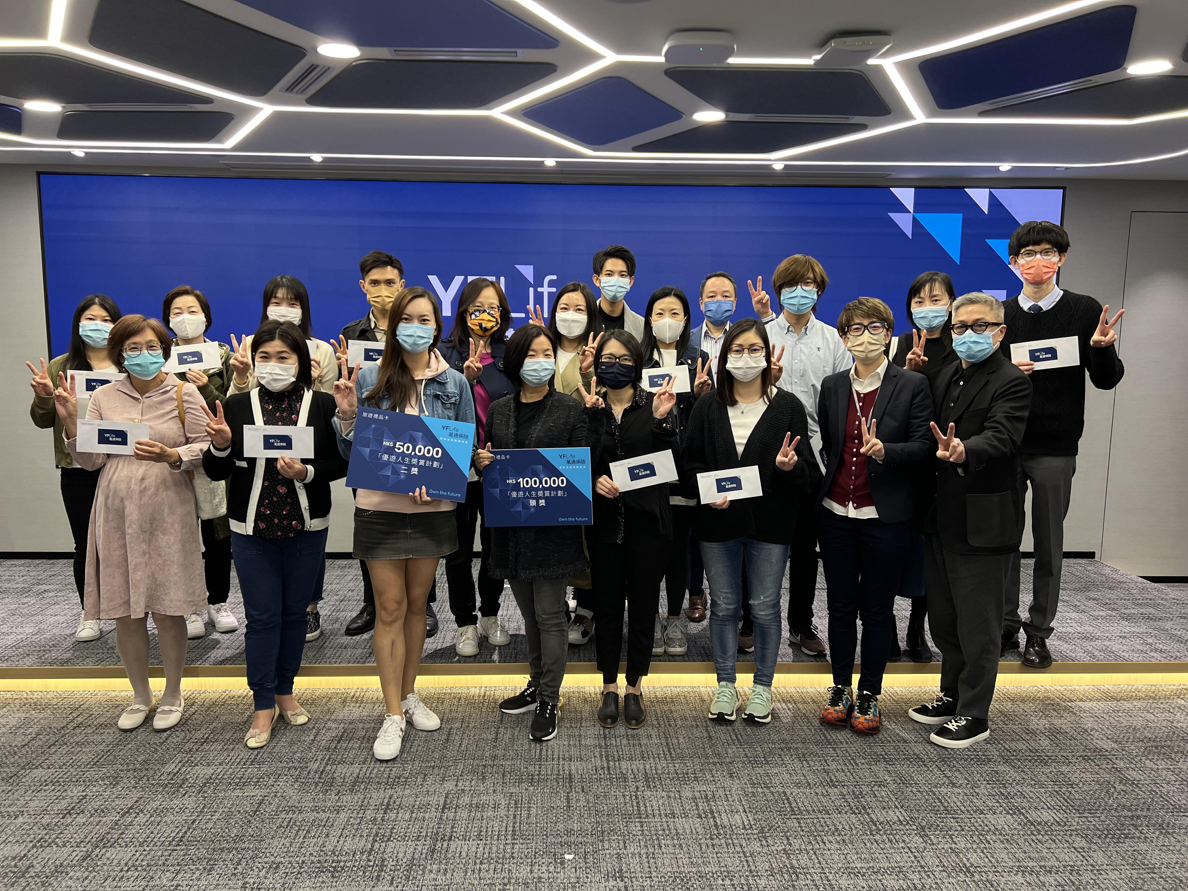 一众得奖的幸运儿于颁奖典礼上合照