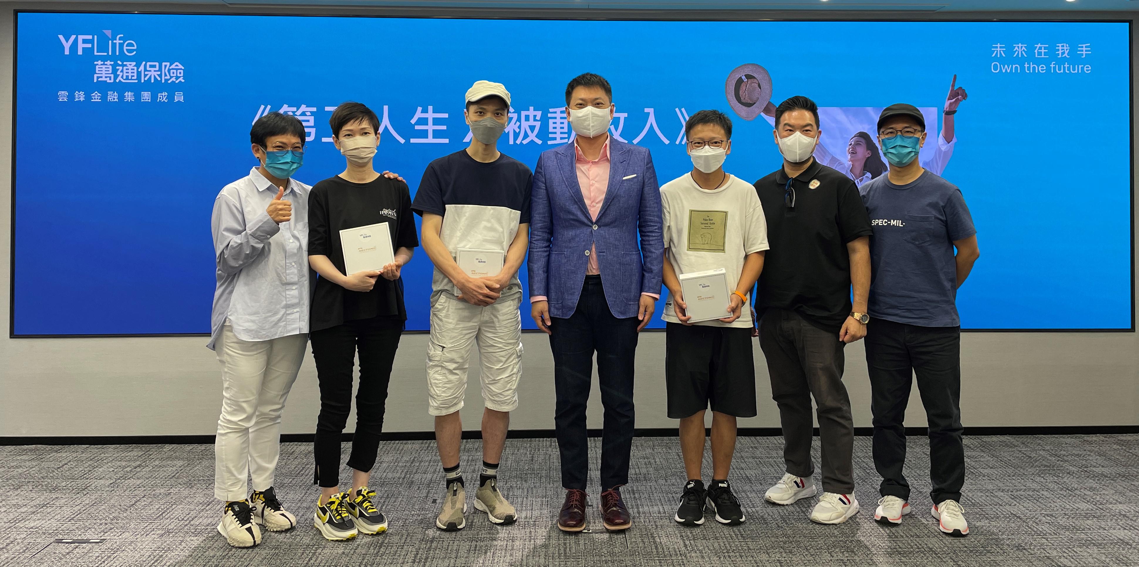 The three winners of the lucky draw at the YF Life “Second Life x Passive Income” Seminar receive an OTO Nectonic Stimulator. Mr. Gerald Yip, Deputy Chief Agency Officer at YF Life (centre), congratulates the three winners and their financial consultants.&nbsp;