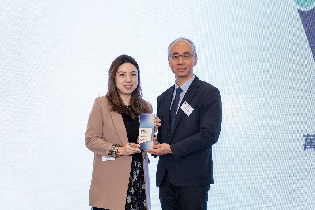 Ms. Jasmine Hui, Chief Proposition Officer at YF Life (Left), accepts the "Best Annuity Product" and the "Most Popular Critical Illness Insurance Product" at the iMONEY Wealth Management Awards ceremony.