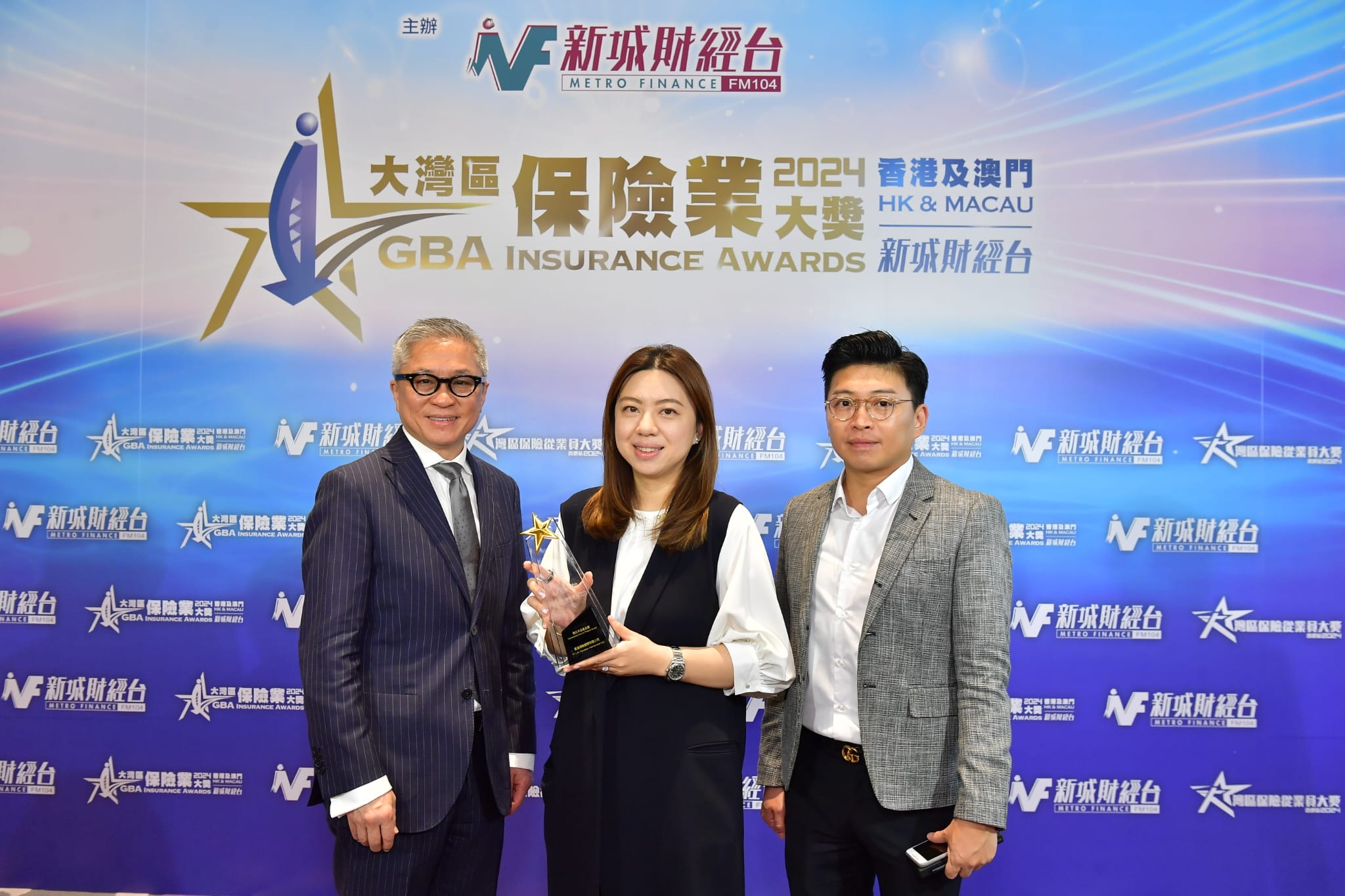 万通保险各同事一同分享获奖的喜悦。