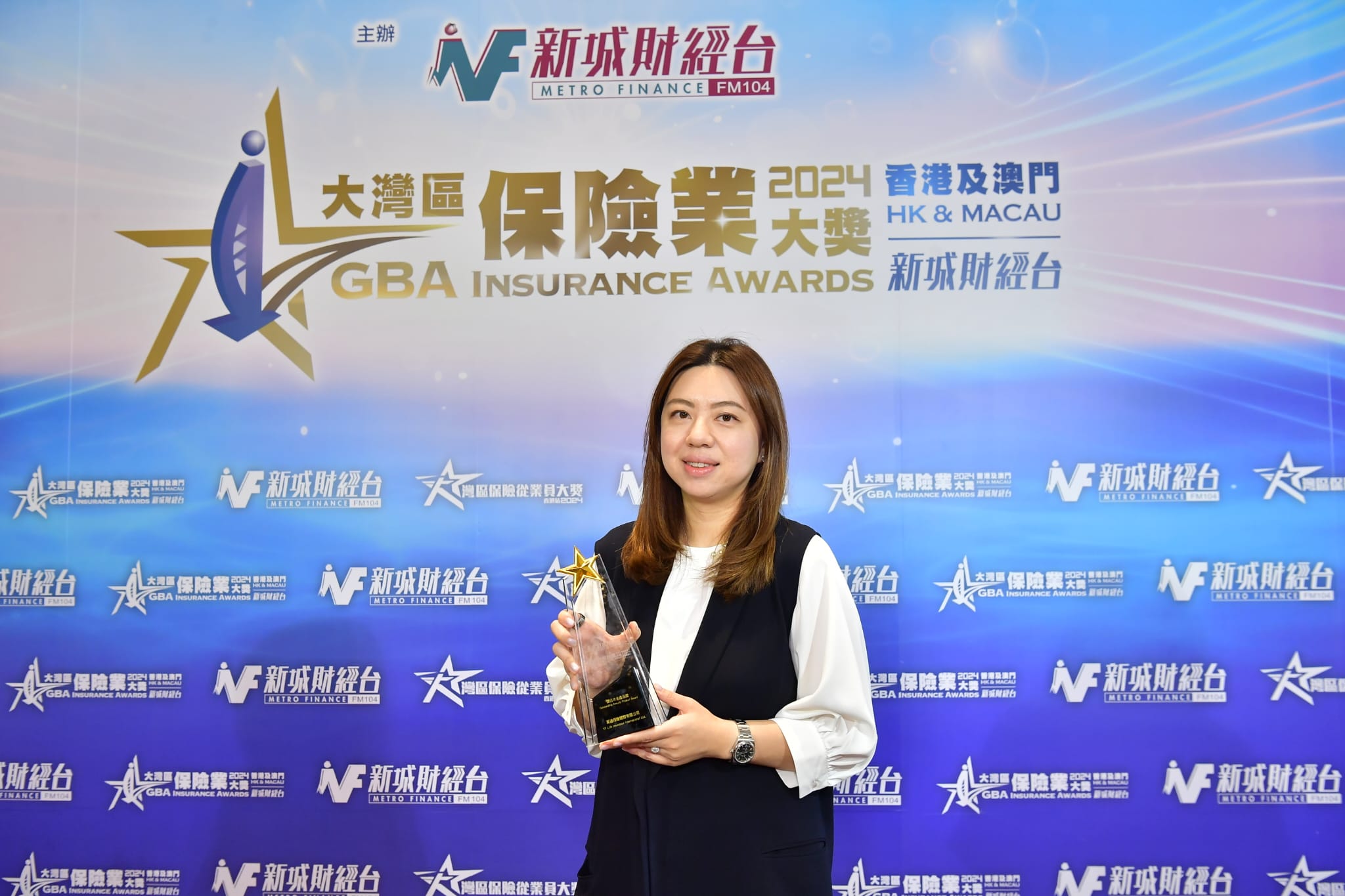 万通保险首席产品策划总监许丹萍小姐代表公司接受《新城财经台》 "大湾区保险业大奖2024－香港及澳门""杰出年金产品奖"。